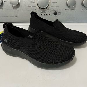 Skechers NWT Gogawalk shoes